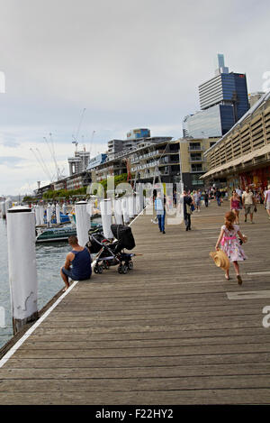 Menschen am Darling Harbour Wasser Front Sydney NSW Australia wenig Mädchen rot Stockfoto