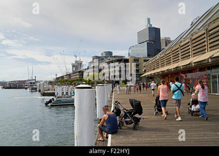 Menschen bei Darling Harbour Wasser vorne Sydney NSW Australia Stockfoto