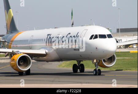 Thomas Cook Airbus A321-Passagierflugzeug des Rollens auf Manchester Airport Taxiway. Stockfoto