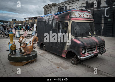 WESTON-SUPER-MARE, UK - 3. September 2015: Ausgebrannt Eiswagen im Banksy Dismaland Verblüffung Park. Stockfoto