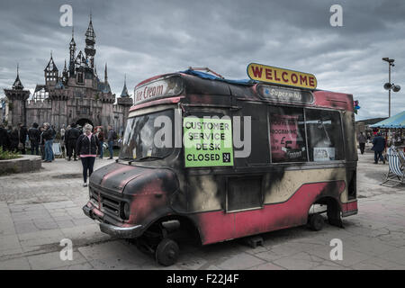 WESTON-SUPER-MARE, UK - 3. September 2015: Ausgebrannt Eiswagen im Banksy Dismaland Verblüffung Park. Stockfoto