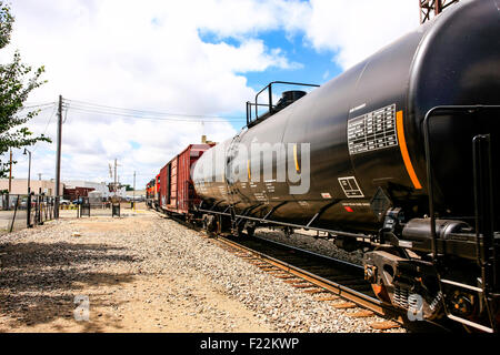 Güterwagen und Treibstoff-Tanker-Zug der BNSF (Burlington North Santa Fe) Eisenbahn in Fargo N.Dakota Stockfoto