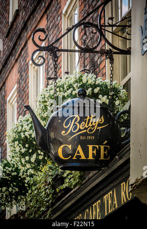 Teekanne geformte äußere Schild am Little Bettys Cafe Stockfoto