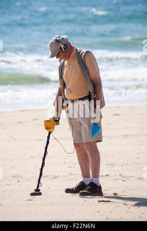 Bournemouth, Dorset, UK 10. September 2015. UK-Wetter: warmen und sonnigen Tag Besucher machen das Beste aus dem Wetter am Strand von Bournemouth. Mann mit Metalldetektor auf der Suche nach Schatz Credit: Carolyn Jenkins/Alamy Live News Stockfoto