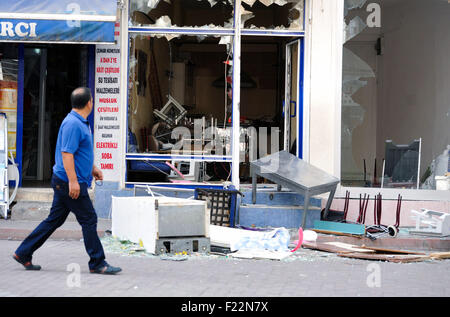 (150910)--ANKARA, 10. September 2015 (Xinhua)--A Mann Spaziergänge vorbei an das Büro der Peoples' Democratic Party (HDP) die von Demonstranten in Ankara, Türkei, 10. September 2015 zerstört wird. Die Führer der türkischen Regierungspartei und Oppositionsparteien zur Ruhe aufgerufen, da die öffentliche Empörung über die erneute Konflikte zwischen Regierungstruppen und der verbotenen Kurdistan Workers' Party (PKK) Rebellen wuchs. (Xinhua/Zou Le) Stockfoto