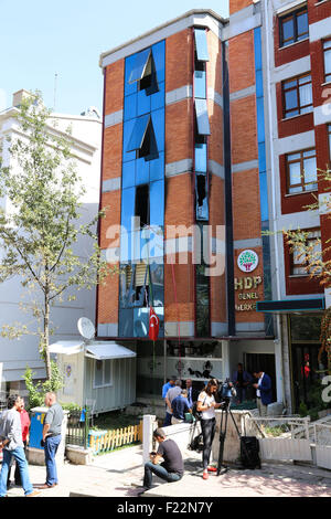 (150910)--ANKARA, 10. September 2015 (Xinhua)--A Mann Spaziergänge vorbei an das Büro der Peoples' Democratic Party (HDP) die von Demonstranten in Ankara, Türkei, 10. September 2015 zerstört wird. Die Führer der türkischen Regierungspartei und Oppositionsparteien zur Ruhe aufgerufen, da die öffentliche Empörung über die erneute Konflikte zwischen Regierungstruppen und der verbotenen Kurdistan Workers' Party (PKK) Rebellen wuchs. (Xinhua/Zou Le) Stockfoto