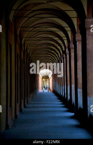 Die Bologna-Arkaden hinauf zur Wallfahrtskirche Madonna di Luca, auf dem Hügel La Guardia, Emilia-Romagna, Italien Stockfoto