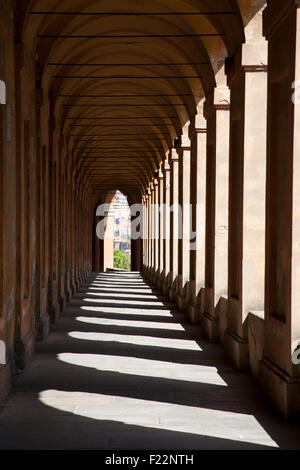 Die Bologna-Arkaden hinauf zur Wallfahrtskirche Madonna di Luca, auf dem Hügel La Guardia, Emilia-Romagna, Italien Stockfoto