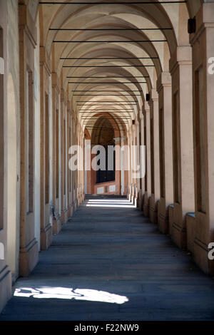 Die Bologna-Arkaden hinauf zur Wallfahrtskirche Madonna di Luca, auf dem Hügel La Guardia, Emilia-Romagna, Italien Stockfoto