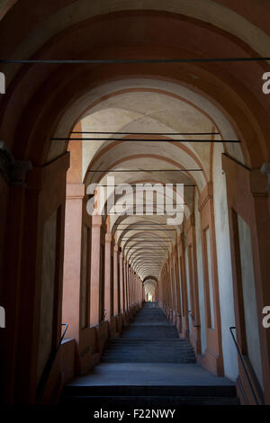 Die Bologna-Arkaden hinauf zur Wallfahrtskirche Madonna di Luca, auf dem Hügel La Guardia, Emilia-Romagna, Italien Stockfoto