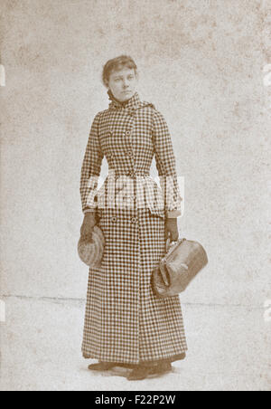 Antike 1890 Kabinett Karte Foto von Nellie Bly, tragen ihr around the World-Reise-Outfit, von Myers von New York. Nellie Bly (1864-1922) war das Pseudonym der amerikanischen Journalistin Elizabeth Cochrane Seemann. Sie war auch ein Schriftsteller, Unternehmer, Erfinder, und Nächstenliebe Arbeitnehmer für ihre rekordverdächtige Reise um die Welt in 72 Tagen bekannt war und ein Exposé, in dem sie Wahnsinn in eine psychiatrischen Anstalt von studieren gefälscht. Sie war ein Pionier in ihrem Fachgebiet und lanciert eine neue Art des investigativen Journalismus. Stockfoto