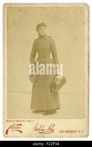 Antike 1890 Kabinett Karte Foto von Nellie Bly, tragen ihr around the World-Reise-Outfit, von Myers von New York. Nellie Bly (1864-1922) war das Pseudonym der amerikanischen Journalistin Elizabeth Cochrane Seemann. Sie war auch ein Schriftsteller, Unternehmer, Erfinder, und Nächstenliebe Arbeitnehmer für ihre rekordverdächtige Reise um die Welt in 72 Tagen bekannt war und ein Exposé, in dem sie Wahnsinn in eine psychiatrischen Anstalt von studieren gefälscht. Sie war ein Pionier in ihrem Fachgebiet und lanciert eine neue Art des investigativen Journalismus. Stockfoto