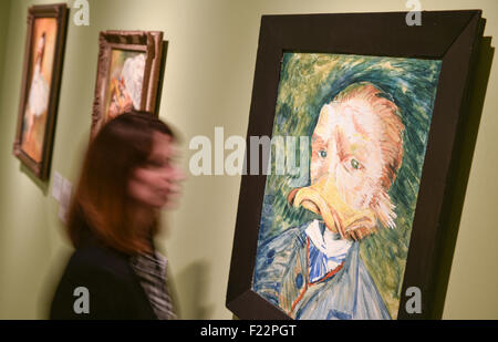 Mannheim, Deutschland. 10. Sep, 2015. Eine Frau steht vor einem Gemälde mit dem Titel "Vincent van Dugh - Self Portrait mit Schnabel" in der Ausstellung "Duckomenta" an die Reiss-Engelhorn-Museum in Mannheim, Deutschland, 10. September 2015. Der in Berlin lebende Künstler Gruppe InterDuck konzentriert sich auf die Reinterpretation von berühmter Gemälden mit Ente Schnäbeln. Die Ausstellung setzt auf das Weltkulturen Museum vom 13. September ab. Foto: Uwe Anspach/Dpa/Alamy Live News Stockfoto