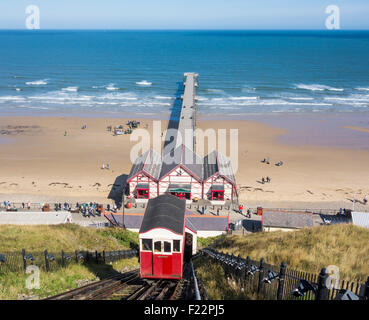 Saltburn durch das Meer. Viktorianische Pier und Cliff Straßenbahn von oben Promenade. North Yorkshire, England. Großbritannien Stockfoto