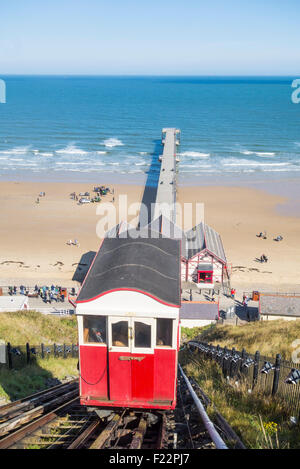 Saltburn durch das Meer. Viktorianische Pier und Cliff Straßenbahn von oben Promenade. North Yorkshire, England. Großbritannien Stockfoto