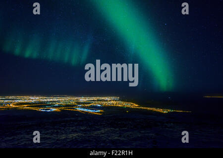 Nordlicht über Reykjavik, Island. Blick vom Mt. Ulfarsfell, ein Berg in der Nähe von Reykjavik. Stockfoto