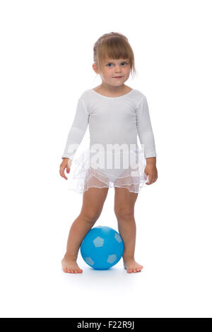 Charmante kleine Ballerina mit einem blauen Ball im Studio. Isolieren Sie auf weiß. Stockfoto