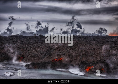 Heiße Lava zu dämpfen. Ausbruch-Website unter Holuhraun in der Nähe von Vulkan Bardarbunga Island. 29. August 2014 begann eine Fissur Eruption in H Stockfoto