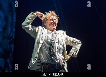 Rod Stewart live auf der Bühne. Die Gesichter wieder vereint, im Konzert live auf der Bühne in Ewhurst, Surrey, England, September 2015 durchgeführt Stockfoto