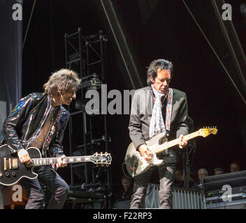 Popstars Ronnie Wood und Robin le Mesurier verklemmen, Gitarre zu spielen, mit The Faces wiedervereint, Konzert live auf der Bühne, Sept. 2015 Stockfoto