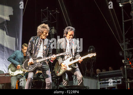 Ronnie Wood, Conrad Korsch und Robin le Mesurier. Die Gesichter wieder vereint, führen in Konzert live auf der Bühne im September 2015 Stockfoto