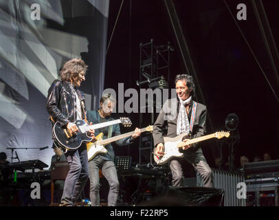 Ronnie Wood, Conrad Korsch und Robin le Mesurier. Die Gesichter wieder vereint, führen in Konzert live auf der Bühne im September 2015 Stockfoto