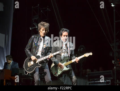 Popstars Ronnie Wood und Robin le Mesurier verklemmen, Gitarre zu spielen, mit The Faces wiedervereint, Konzert live auf der Bühne, Sept. 2015 Stockfoto