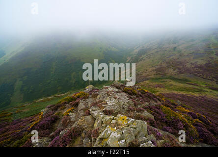 Am frühen Morgennebel deckt die Long Mynd, in der Nähe von Kirche Stretton, in den Hügeln von Shropshire, England. Stockfoto