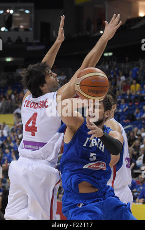 Berlin, Deutschland. 10. Sep, 2015. Italiens Alessandro Gentile bereitet einen Angriff während Serbiens Milos Teodosic Versuche zu verleugnen, während die FIBA EuroBasket 2015 Gruppe B zwischen Serbien und Italien auf der Mercedes-Benz-Arena in Berlin, Deutschland, 10. September 2015 übereinstimmen. Foto: RAINER JENSEN/DPA/Alamy Live-Nachrichten Stockfoto