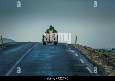 Tauchen auf einem Quadbike, in der Nähe von Grindavik, Island Stockfoto