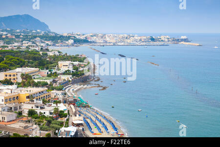 Küstenlandschaft mit Strand von Forio Stadt, auf der Insel Ischia, Italien Stockfoto