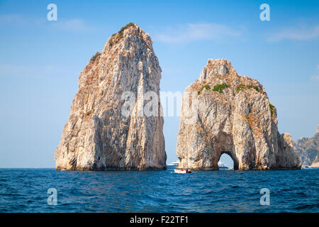 Insel Capri Felsen Faraglioni. Mittelmeer Sommer Küstenlandschaft, Italien Stockfoto