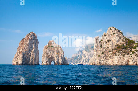 Faraglioni Felsen, Insel Capri, Italien. Mittelmeer Sommer Küstenlandschaft Stockfoto