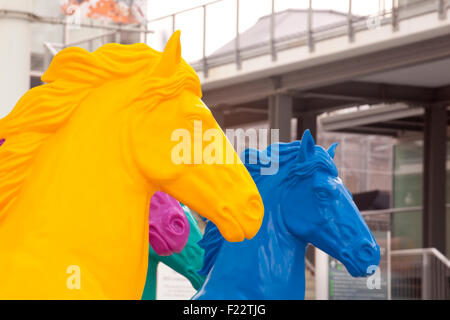 Viele verschiedene bunte Kunststoff-Pferde Stockfoto