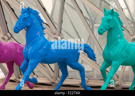 Viele verschiedene bunte Kunststoff-Pferde Stockfoto