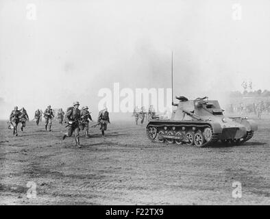 Am Tag der Wehrmacht auf dem Reichsparteitag in Nürnberg Soldaten stellen Sie einen Angriff auf das Zeppelinfeld mit Hilfe von Panzern. Der Tank ist ein Panzer ich Dirigieren als Panzerbefehlswagen ("kleine gepanzerte Kommandofahrzeug"). Stockfoto