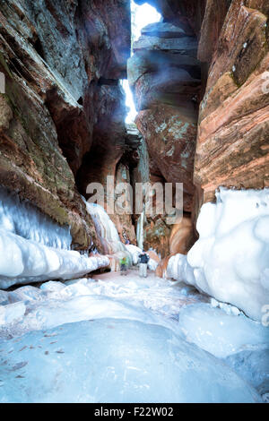 Schmalen Sandstein Höhle am Lake Superior im Winter bei Apostle Islands, Füllhorn, Wisconsin, USA Stockfoto