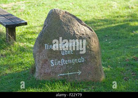 steinerne Wegweiser, Lueneburg Heath in der Nähe von Wilsede, Niedersachsen, Deutschland Stockfoto