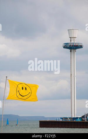 Smiley Flag und Sea Life Tower, Jurassic Skyline Tower, in Weymouth, Dorset UK im September Stockfoto