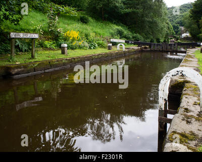 Obere Schleuse Nr. 11 auf dem Rochdale Kanal in der Nähe von Hebden Bridge West Yorkshire England Roden Stockfoto