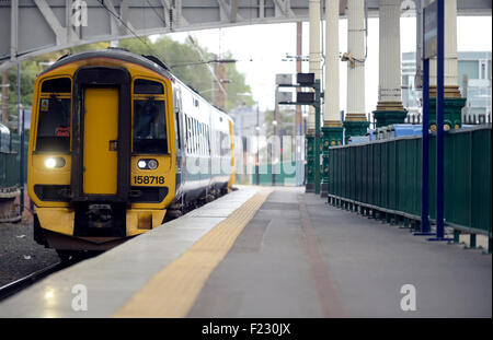 Ankunft am Bahnsteig, Bahnhof Edinburgh Waverley Bahnhof Stockfoto