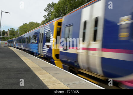 ScotRail Zug Ankunft am Bahnsteig. Stockfoto