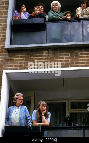 Menschen aus dem Londoner East End zu sehen eine Beerdigung von einem lokalen Gangster. 1980er Jahren London UK Stockfoto