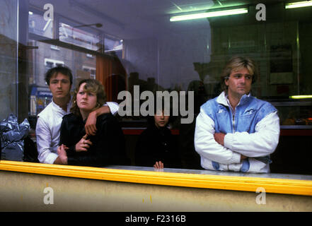 Menschen aus dem Londoner East End zu sehen eine Beerdigung von einem lokalen Gangster. 1980er Jahren London UK Stockfoto