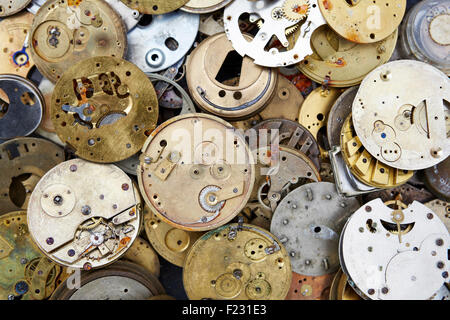 Nahaufnahme einer Auswahl von Vintage Uhrwerk auf einem Flohmarkt. Stockfoto