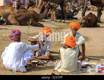 PUSHKAR, Indien - 21 NOVEMBER: Einen nicht identifizierten Männern besucht die Pushkar fair am 21. November 2012 in Pushkar, Rajasthan, Indien. Stockfoto