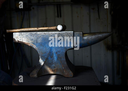 Liegend auf einem eisernen Amboss in eine traditionelle Schmiede Hammer. Stockfoto