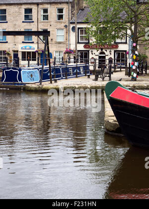 Narrowboat im Trockendock in der Kanal-Becken in Hebden Bridge West Yorkshire England Stockfoto