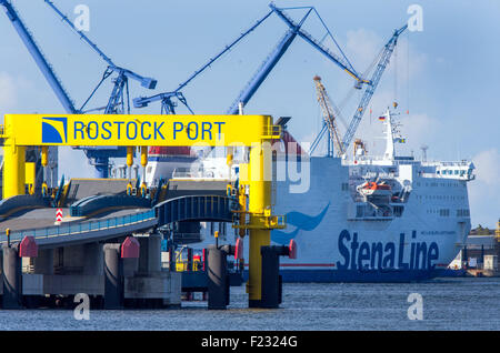 Rostock, Deutschland. 10. Sep, 2015. Die Stena Line Fähre "Mecklenburg-Vorpommern" Blätter mit einer Gruppe von Flüchtlingen am Fährhafen in Rostock, Deutschland, 10. September 2015. Die Gruppe, die überwiegend aus Syrien, in Hamburg mit dem Zug angekommen und sind mit dem Schiff nach Schweden Reisen. Foto: JENS Büttner/DPA/Alamy Live-Nachrichten Stockfoto