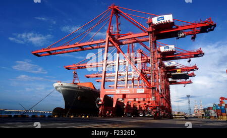 Colombo, CICT Geschichte. 10. Sep, 2015. Ein Frachter wird in den Südhafen Colombo in Sri Lanka, 23. Mai 2015 festgemacht. Jahresdurchsatz von den Colombo International Container Terminals begrenzt (CICT) hat 1 Million TEU überschritten, das ist ein historischer Meilenstein in der Geschichte des CICT, sagte eine Erklärung hier am 10. September 2015. © Huang Haimin/Xinhua/Alamy Live-Nachrichten Stockfoto